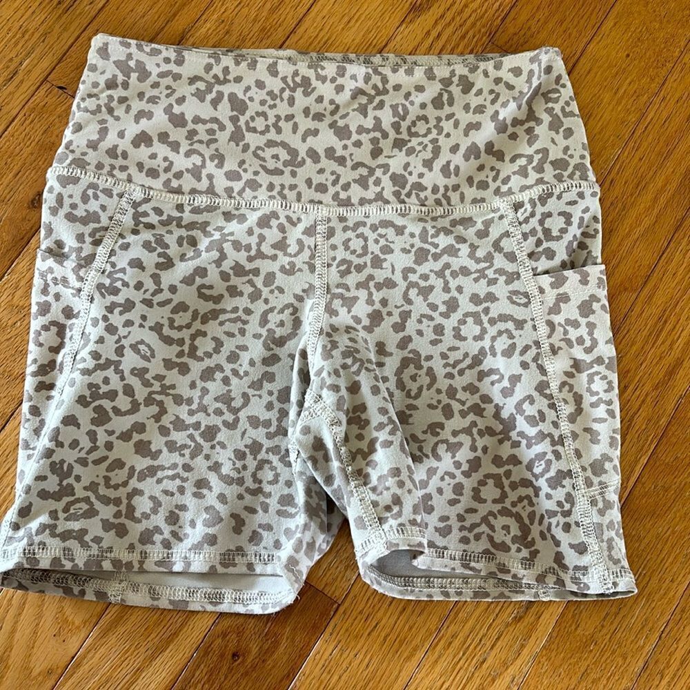Evolution and Creation Women size small biker yoga shorts Cream tan pockets‎